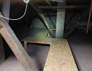 Zateplení stropu bytového domu pomocí foukané izolace